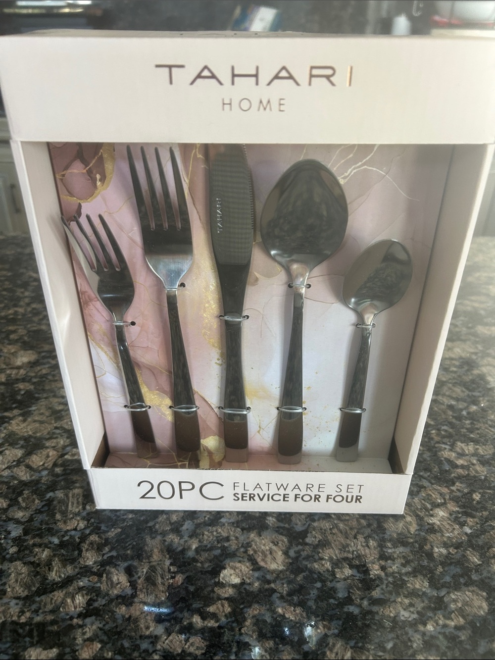 TAHARI HOME 20PC FLATWARE SET SERVICE FOR FOUR NWT